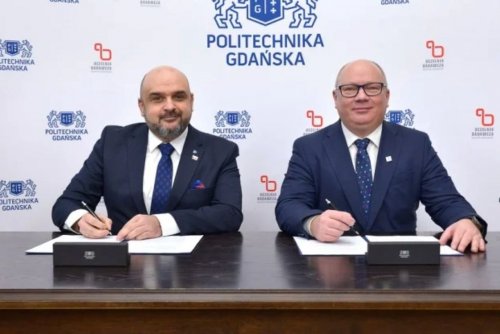 Politechnika Gdańska i RADMOR łączą siły. Na zdjęciu od prawej prof. Krzysztof Wilde, Rektor Politechniki Gdańskiej oraz Bartłomiej Zając, prezes spółki RADMOR fot. Krzysztof Krzempek/PG