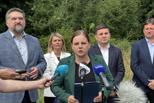 Prezydent Gdyni Aleksandra Kosiorek, Maciej Zielonka – wiceprezydent Gdyni, Tadeusz Szemiot – przewodniczący Rady Miasta Gdyni, radna Monika Strzełkowska i Paweł Korycki – pełnomocnik prezydent Gdyni ds. rad dzielnic podczas briefingu na Oksywiu (fot. Łukasz Kamasz)