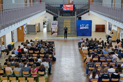 Uczestnicy kongresu „Zdrowe Głowy”  zgromadzeni na holu ZSSO w Gdyni (fot. Magdalena Czernek)