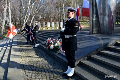 Posterunek honorowy przy pomniku Obrońców Wybrzeża na Cmentarzu Wojennym w Redłowie // fot. Magdalena Czernek