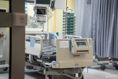Łóżko intensywnej terapii w Szpitalu św. Wincentego a Paulo w Gdyni. Obok aparatura.