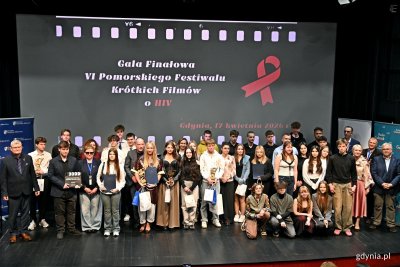 Finaliści Pomorskiego Festiwalu Krótkich Filmów o HIV z członkami jury i organizatorami konkursu w sali Warszawa Gdyńskiego Centrum Filmowego (fot. Magdalena Czernek)
