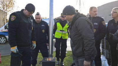 Strażnicy miejscy rozpalają w kozie // fot. Magdalena Czernek 