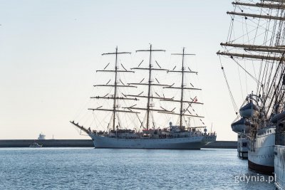 „Dar Młodzieży” wpływający do gdyńskiego portu (fot. Paweł Budziński)