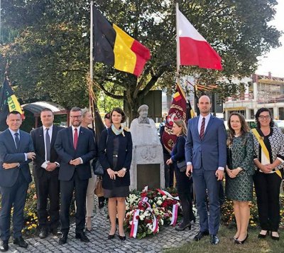 Uczestnicy podczas składania wieńców pod pomnikiem gen. S. Maczka w Beveren, fot. Maja Studzińska