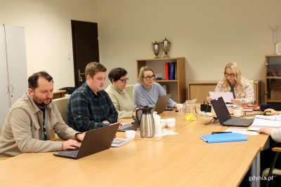 Posiedzenie komisji ds. konkursów międzyszkolnych. Na zdjęciu od lewej: Michał Pupel – przedstawiciel Gdyńskiej Rady Pożytku Publicznego, Kamil Zdunek – przedstawiciel Straży Miejskiej, Joanna Statuch – przedstawicielka Gdyńskiej Rady Pożytku Publicznego, Agnieszka Tokarska – radna Miasta Gdyni oraz Marta Andrzejewska – przewodnicząca komisji. (fot. Katarzyna Balcerzak)
