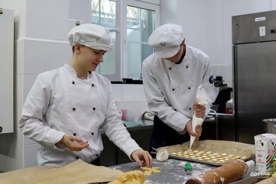 Zdjęcie archiwalne, przygotowanie do egzaminu praktycznego w Zespole Szkół Hotelarsko-Gastronomicznych w Gdyni (fot. Katarzyna Balcerzak)