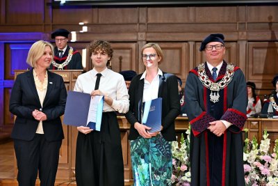 Mgr inż. Jakub Olszewski – laureat Nagrody im. prof. Romualda Szczęsnego (drugi z lewej) wraz z dr hab. inż. Moniką Wilamowską-Zawłocką oraz przewodniczącą Rady Miasta Gdyni Beatą Zastawną i prof. dr hab. inż. Krzysztofem Wildem – rektorem Politechniki Gdańskiej podczas wręczenia nagrody (fot. Magdalena Czernek)