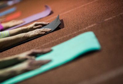 Dłonie położone na macie do ćwiczeń