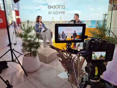 Paweł Wyszomirski – absolwent Gdyńskiej Szkoły Filmowej i reżyser filmu „Zielony atrament” oraz prowadząca rozmowę Magdalena Śliżewska z portalu gdynia.pl (fot. Marta Toczek)