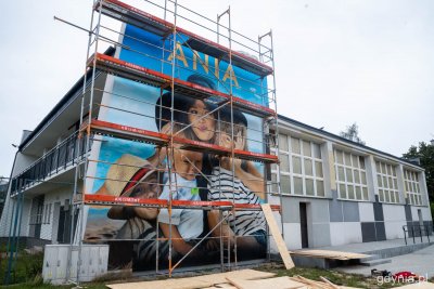 Świeżo namalowany mural z Anią Przybylską z dziećmi na IX LO w Gdyni. Fot. Paweł Kukla