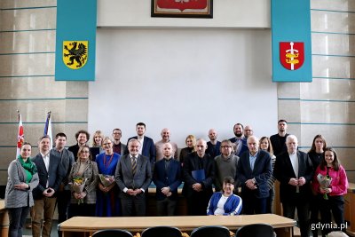 Przedstawiciele organizacji, które otrzymały kulturalne granty, wraz z prezydentem Gdyni Wojciechem Szczurkiem i Mają Wagner - naczelnikiem Wydziału Kultury Urzędu Miasta Gdyni // fot. Przemysław Kozłowski