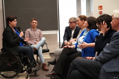 Debatę ze społecznością uczelni prowdzili Anna Dobkowska i Jacek Adamczewski z Wydziału Dostępności Urzędu Miasta w Gdyni (fot. Aneta Marczak)