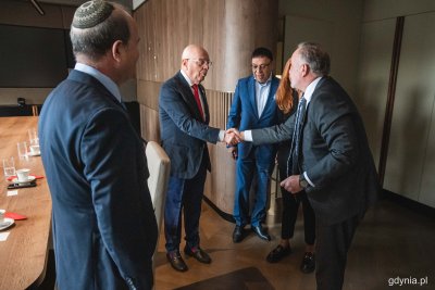W czwartek, 10 listopada w Urzędzie Miasta Gdyni odbyło się spotkanie z przedstawicielami miasta Aszdod. Gdynię odwiedzili: Yechiel Lasry, burmistrz Aszdodu oraz Simon Katznelson, wiceburmistrz Aszdodu, a także Oscar Kazanelson, przewodniczący rady nadzorczej ROBYG S.A. Gospodarzem spotkania był Wojciech Szczurek, prezydent Gdyni // Fot. Kamil Złoch