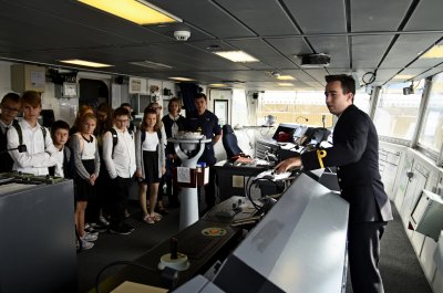 Wczoraj HMS Diamond zwiedzali już uczniowie SP nr 26 w Gdyni, na zdjęciu tzw. mostek, fot. Kamil Złoch