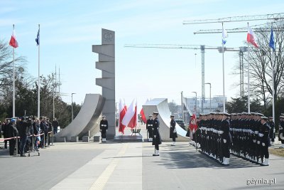 Miejskie uroczystości związane z 81. rocznicą zakończenia walk o wyzwolenie Gdyni pod Pomnikiem Polski Morskiej (fot. Michał Puszczewicz)