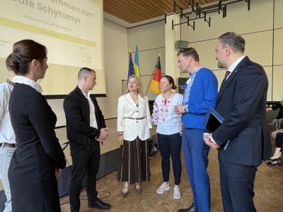 Fastiwal Cafe Żytomierz, na zdjęciu między innymi Tomasz Augustyniak, wiceprezydent Gdyni i Sven Schoeller, prezydent Kessel (fot. Referat Współpracy z Zagranicą)