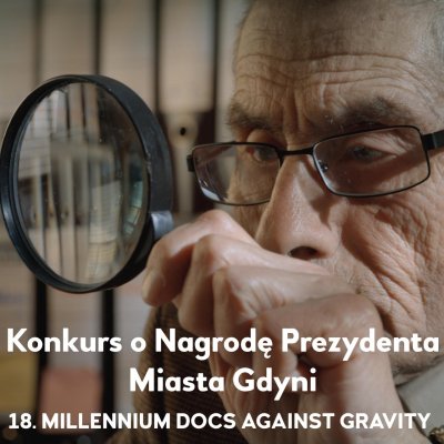 Grafika promująca konkurs o Nagrodę Prezydenta Miasta Gdyni na 18. Millenium Docs Against Gravity. Starszy pan w okularach trzyma lupę. Na dole biały napis: Konkurs o Nagrodę Prezydenta Miasta Gdyni 18. Millenium Docs Against Gravity