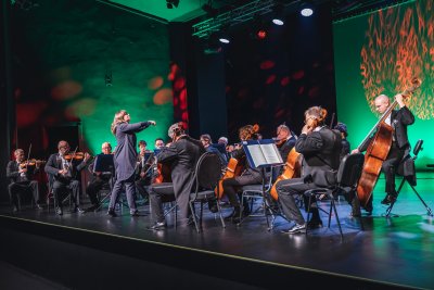Inauguracyjny koncert festiwalu Gdynia Classica Nova Orkiestry Kameralnej Polskiego Radia Amadeus pod dyrekcją Anny Duczmal-Mróz w Teatrze Miejskim. Fot. Tomek Kamiński