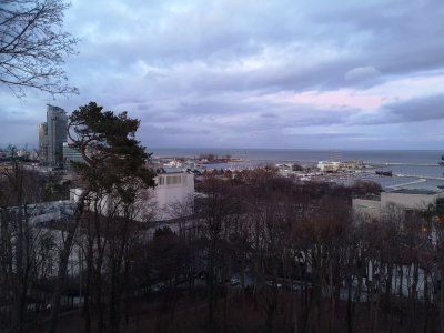 Widok z Kamiennej Góry. W oddali widać marinę. Zdjęcie zrobione zimą, dlatego widać 