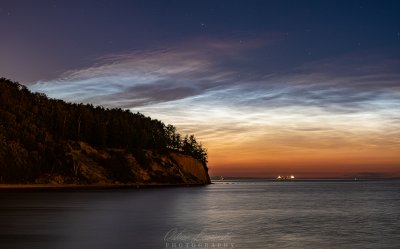 Nocna widokówka z letniej Gdyni - klif w Orłowie i widowisko obłoków srebrzystych // fot. Oskar Lewiński (Gdynia NOCĄ - fb.com/lewinskiphotography)