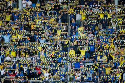 Żywiołowy doping nie opuszczał zawodników przez cały mecz (fot. arka.gdynia.pl)