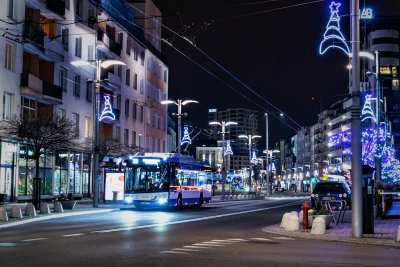 Na zdjęciu trolejbus linii 32 na oświetlonej świątecznie ul. Świętojańskiej