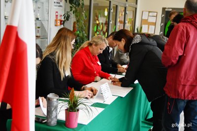 Na czas najbliższych wyborów prezydenckich swoje siedziby zmienia kilka gdyńskich Obwodowych Komisji Wyborczych. Na zdjęciu jedna z komisji podczas wyborów parlamentarnych w 2019 roku // fot. Michał Puszczewicz