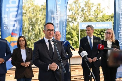 Konferencja w Gdyni z udziałem m.in. ministra infrastruktury Dariusza Klimczaka, posłów Magdaleny Sroki i  Rafała Siemaszki oraz przedstawicieli konsorcjum Unibep i Track Tec Construction (fot. Magda Śliżewska)