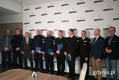 Na zdjęciu (od lewej): Rafał Klajnert, sekretarz miasta, dyrektor Urzędu Miasta, insp. Sławomir Pachura, komendant miejski policji w Gdyni, Wojciech Szczurek, prezydent Gdyni, sierż. Kacper Malinowski, st. post. Marcin Bryja, mł. asp. Marcin Demko, ogn. Łukasz Kraskowski, komendant miejski PSP bryg. Marcin Nowak, Bartosz Bartoszewicz, wiceprezydent Gdyni, Jakub Ubych, wiceprzewodniczący Rady Miasta Gdyni (fot. Magdalena Starnawska)