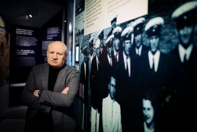 Pisarz i reporter Maciej Siembieda w Muzeum Miasta Gdyni. Fot. Renata Dąbrowska, źródło: www.facebook.com/maciejsiembieda444/