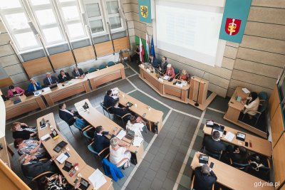 Sala obrad rady miasta Gdyni, radni w ławach, obrady sesji