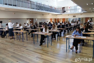 Matury w X Liceum Ogólnokształcącym (fot. Magdalena Starnawska // zdjęcie archiwalne)