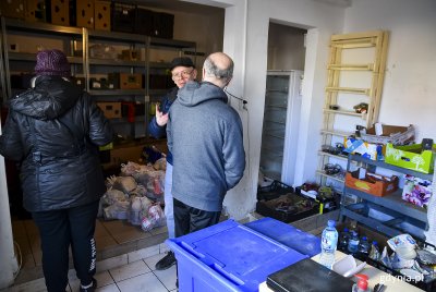 Dystrybucja pakietów żywnościowych dla uchodźców z Ukrainy w sklepiku 