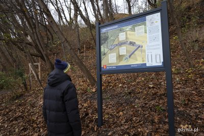 Jedna z trzech nowych tablic informacyjnych o gdyńskich obiektach fortyfikacyjnych, ustawiona przy bulwarze Nadmorskim. Fot. Przemysław Kozłowski