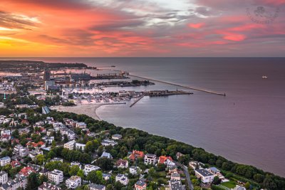 Widok z lotu ptaka na część Gdyni: domy, plażę miejską i Sea Towers. Fot. Marek Sałatowski - z naszej grupy na FB Gdynia w obiektywie.