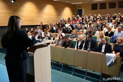 Wiceprezydentka Gdyni Oktawia Gorzeńska otwiera forum oświatowe w Sali Morskiej PPNT (fot. Waldemar Ulanowski)