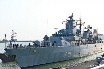 Niemiecka fregata FGS „Mecklenburg-Vorpommern” cumująca przy nabrzeżu Francuskim w gdyńskim porcie // fot. Magdalena Czernek