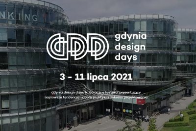 Na zdjęciu widzimy biały logotyp Gdynia Design Days oraz daty festiwalu (3-11 lipca 2021). W tle budynki gdyńskiego PPNT w letniej scenerii.