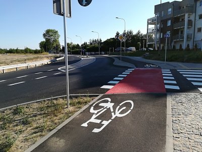 Dobiega końca budowa nowej drogi rowerowej wzdłuż ul. Chwarznieńskiej i Wiczlińskiej // fot. Rafał Studziński
