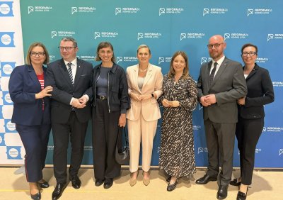 Na zdjęciu m.in.: ministra edukacji Barbara Nowacka, wiceprezydentka Gdyni Oktawia Gorzeńska, pomorski kurator oświaty Grzegorz Kryger (fot. materiały prasowe)