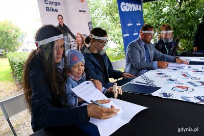 Gdynianie podpisali pierwsze umowy na dotacje do zakupu własnego roweru towarowego, fot. Przemysław Kozłowski