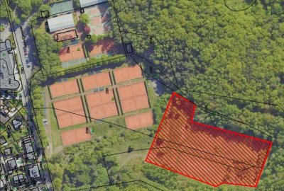 Najprawdopodobniej jeszcze w tym roku Gdynia ogłosi przetarg na realizację nowych, zadaszonych, całorocznie działających kortów tenisowych przy ul. Ejsmonda. Znajduje się tam teren, na którym - zgodnie z założeniami miejscowego planu zagospodarowania przestrzennego – mogą powstać takie obiekty. Fot. mat. UM Gdynia