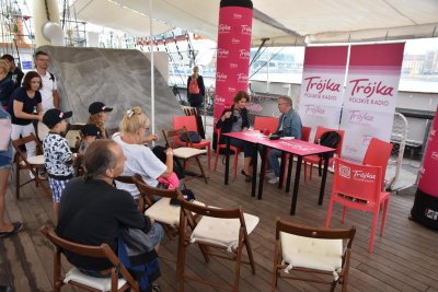 Studio plenerowej radiowej  „Trójki” gra z pokładu Daru Pomorza - na zdj. Piotr Baron i Katarzyna Gruszecka-Spychała w czasie audycji, fot. Lechosław Dzierżak