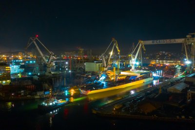 Nocne zdjęcie lotnicze. Basen portowy w Gdyni, stocznia Crist. Widoczna suwnica z nazwą CRIST i konstrukcja w doku