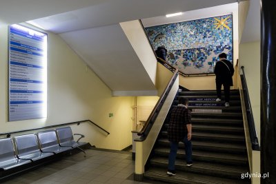 Na półpiętrze Specjalistycznej Przychodni Lekarskiej Śródmieście powstaje marynistyczna mozaika. Fot. Przemysław Kozłowski