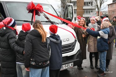 Uroczyste przekazanie busa szkolnego. Na zdjęciu m.in. wiceprezydentka Gdyni Oktawia Gorzeńska wraz z uczennicami i uczniami Zespołu Szkół Specjalnych nr 17 (fot. Magdalena Starnawska)