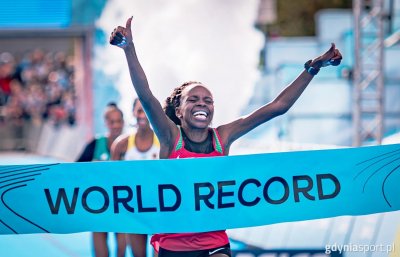 Kenijka Peres Jepchirchir ustanowiła #wGdyni nowy rekord świata, który od 17 października 2020 roku wynosi 1.05:16 / fot. gdyniasport.pl