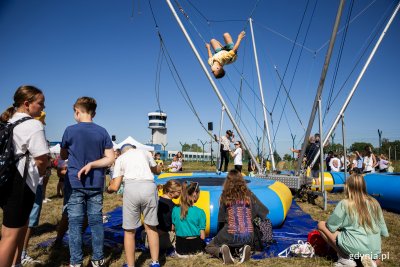 Jedna z wielu atrakcji pikniku na lotnisku - skoki na trampolinach. Fot. Przemysław Kozłowski