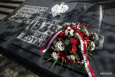 W samo południe przewodnicząca Rady Miasta Joanna Zielińska złożyła wieniec na cmentarzu im. Obrońców Wybrzeża/fot. Przemysław Kozłowski